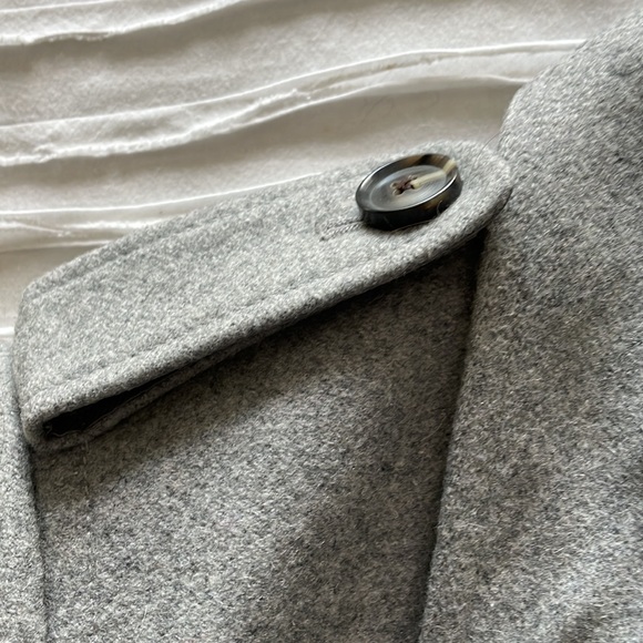 Gorgeous gray wool Banana Republic winter coat.  Size medium. Excellent - Picture 5 of 8